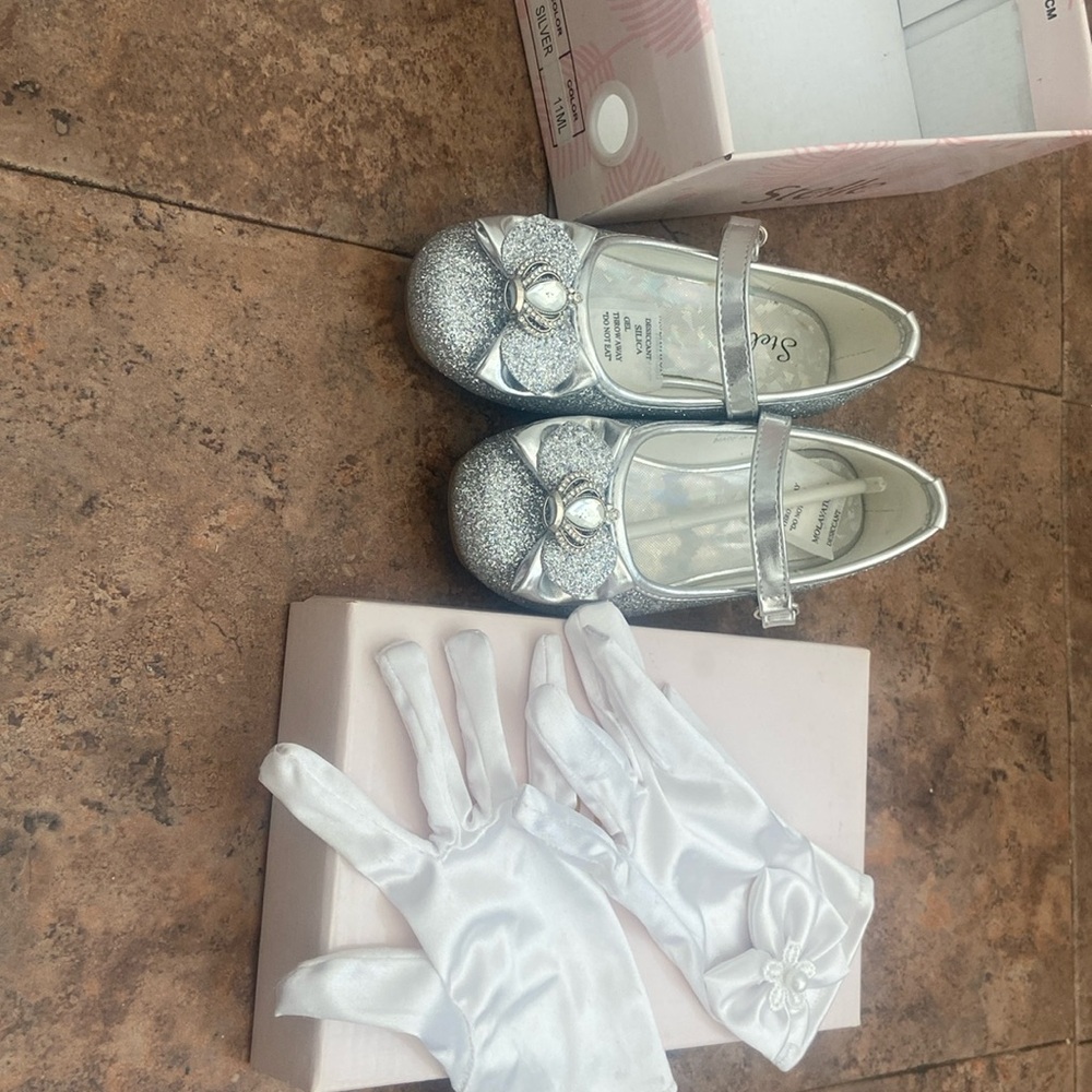Brand new shoes perfect for princess Halloween Sz 11 free gloves